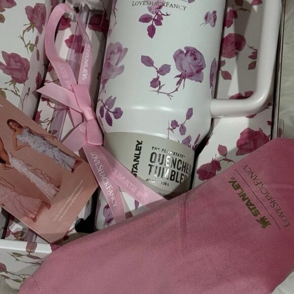 STANLEY x LoveShackFancy FlowState Quencher Tumbler 40oz – Ribbon Rosa (New) - Picture 4 of 9